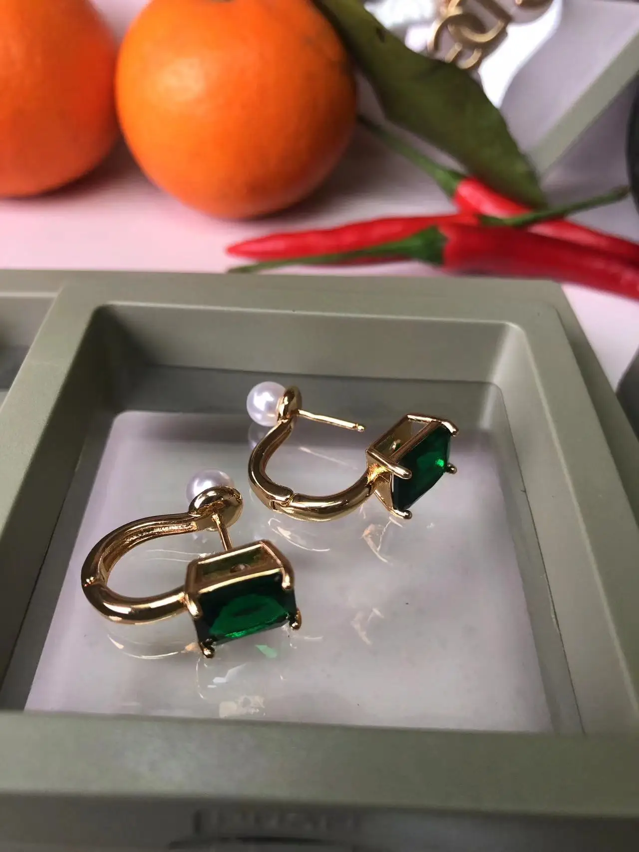 

Fashionable Emerald Square Pearl Women's French Retro Colorless Earrings