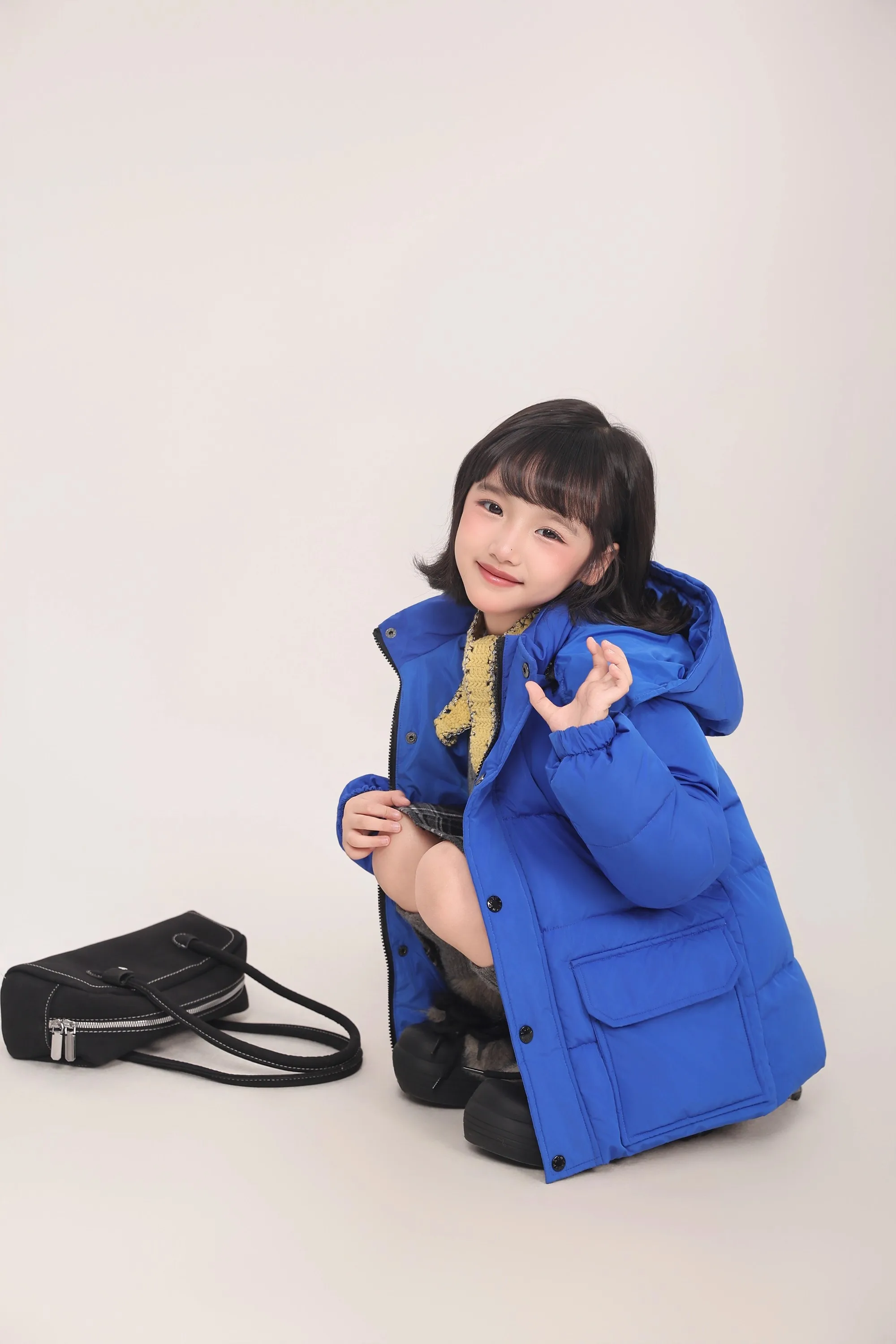 Kinder-Daunenjacke mit 90% Weißer Entendaune, Braune Kapuze, Mittellange Daunenjacke mit Großen Taschen, Dicke Warme Winteroberbekleidung für Mädchen A4853 – Detail 31