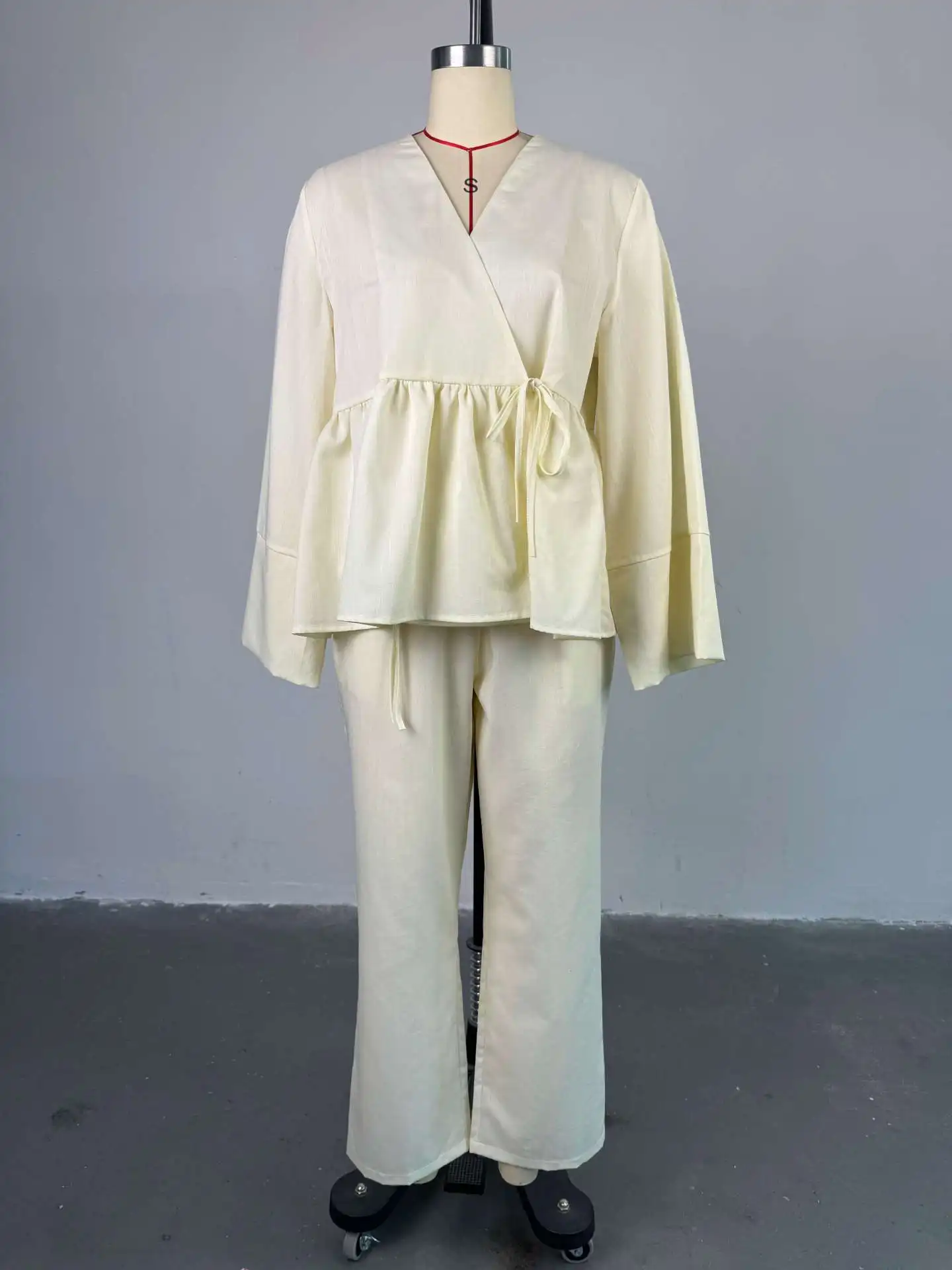 Женский комплект весны/лета 2025 года, новый дизайн с v-образным вырезом, свободный кружевной топ, широкие брюки