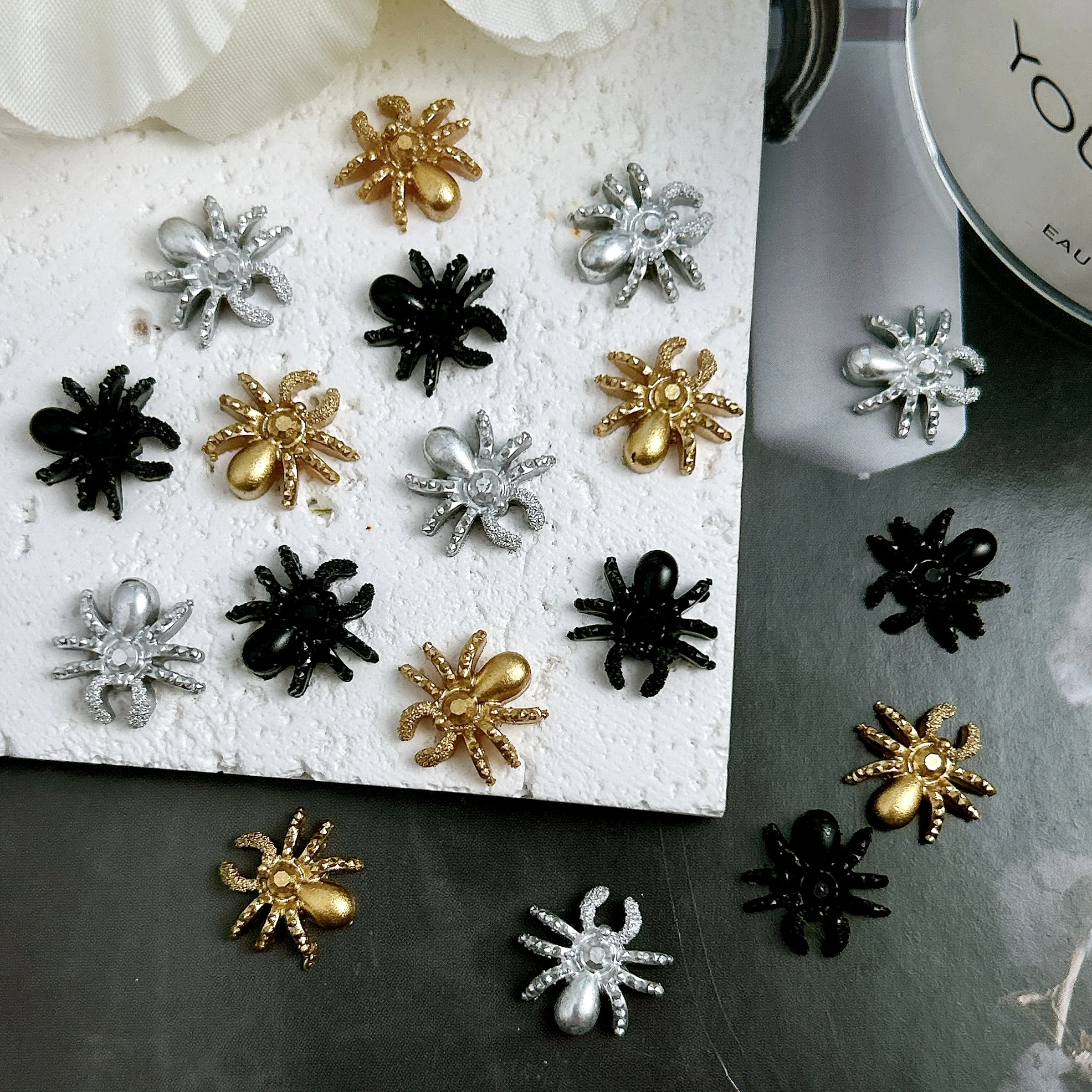 30PCS Creative Spider Resin Nail Art Charms 3D Simulated Shining Three Colors Spider Halloween Series Nail Decorations for DIY