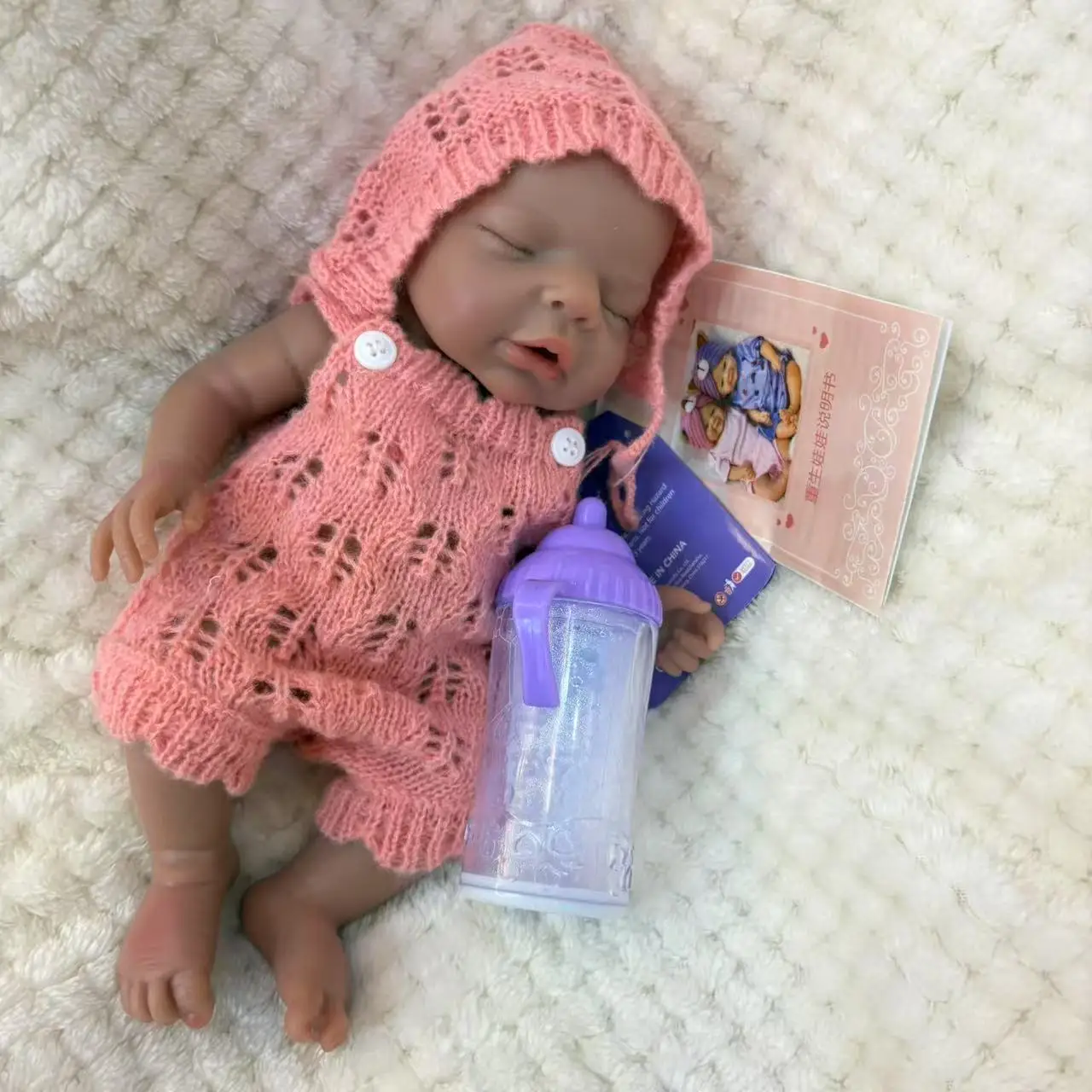 Muñeca Reborn de silicona de piel oscura de 10 pulgadas, muñeca recién nacida de silicona suave pintada con vestido Adorable para chico