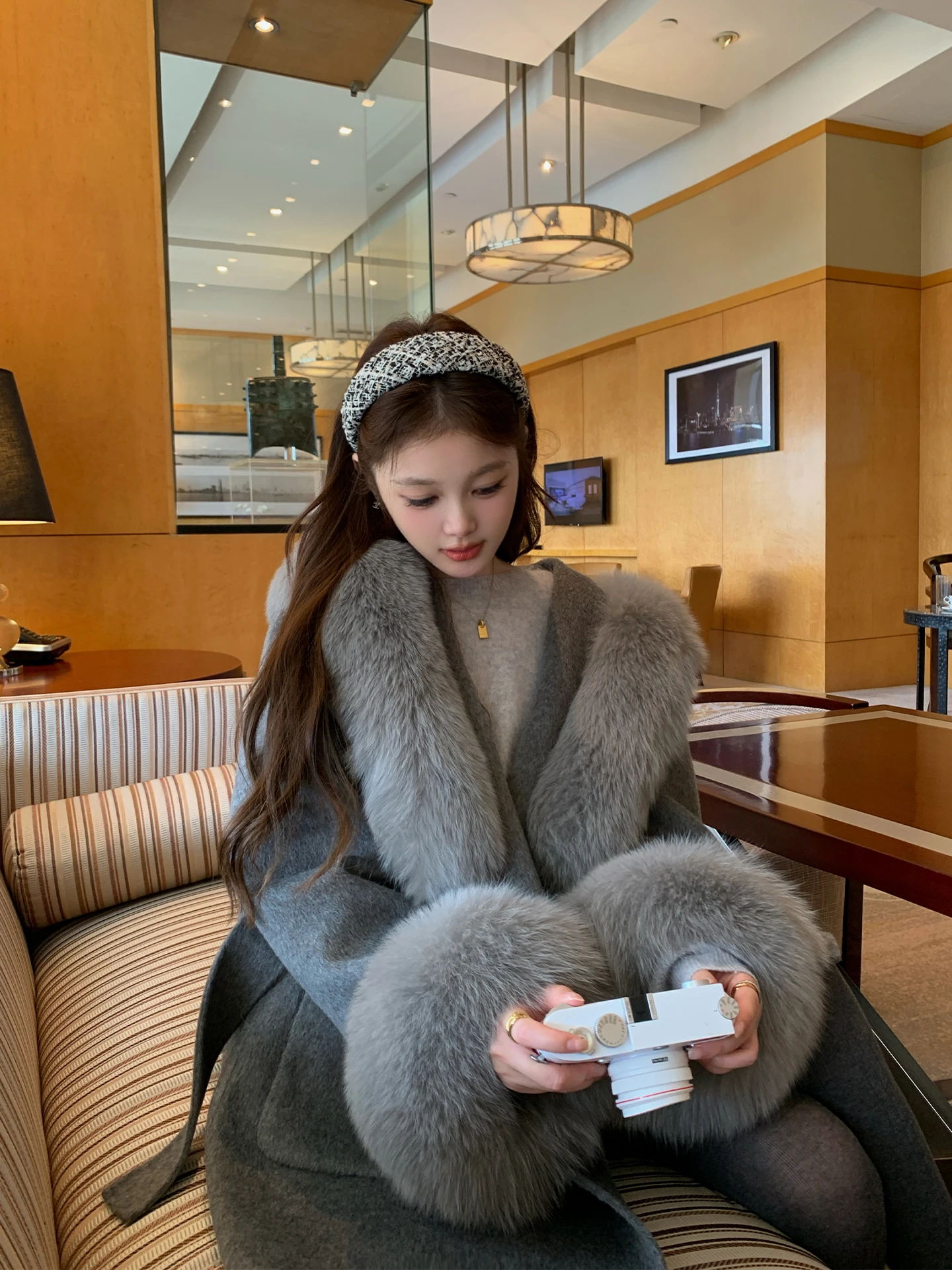 

Двустороннее шерстяное пальто с меховым воротником и капюшоном Daisy "Hundred Thousand Daughter of anghai" Зимняя новинка для женщин