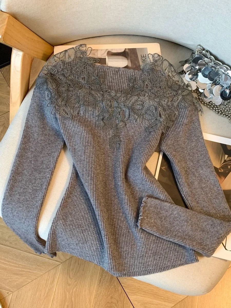 เสื้อไหมพรมถักแบบเปิดไหล่ข้างเดียว แต่งผ้าลูกไม้เนื้อนุ่ม สำหรับผู้หญิง ใส่เป็นเสื้อตัวในช่วงฤดูใบไม้ร่วงและฤดูหนาว ทรงเข้ารูป ช่วยให้ดูผอมเพรียว คอวี แขนยาว