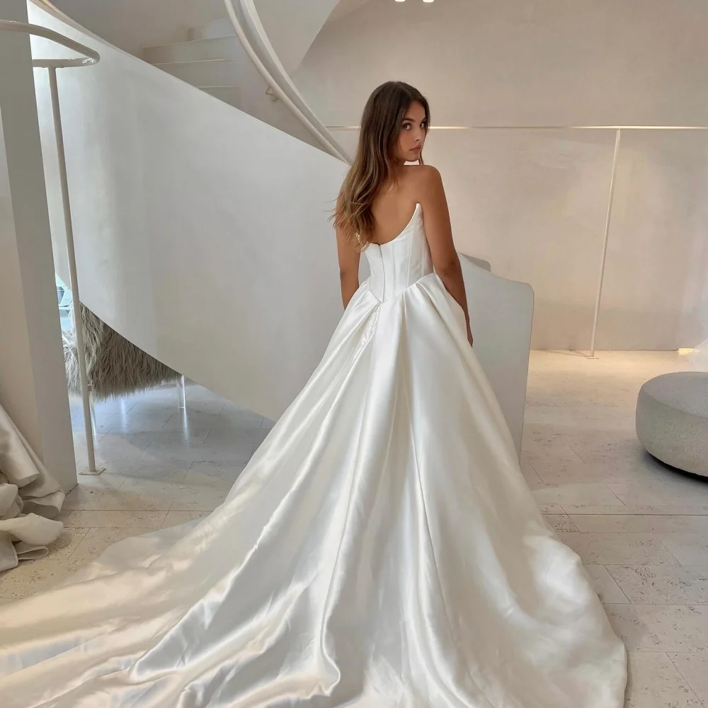 Amanda สีขาวด้านข้าง Slit ซาติน Strapless vestido femininos A-Line แขนกุด فساتة ความยาวชั้นที่กําหนดเองชุดแต่งงาน