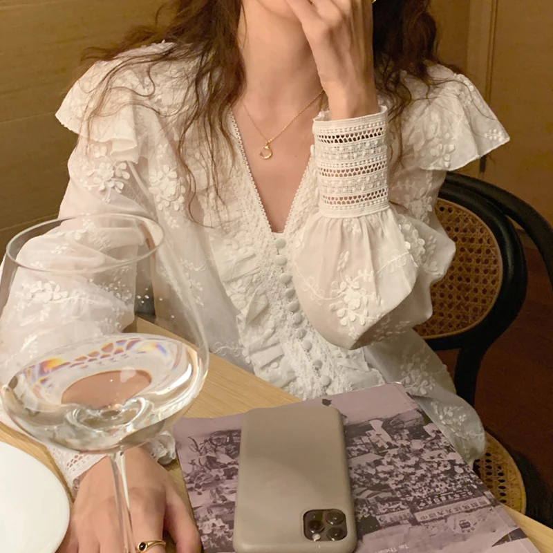 

Spring 2023 Women's Long Sve irt Korean Sle Embroidered Lace Patchwork Design Faionable Commute V-ne Button-up Blouse