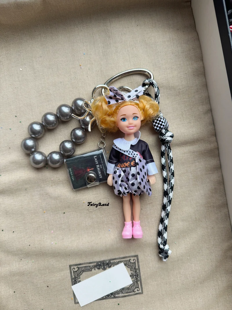 Originele poppentas charme, schattig en meisjesachtig nicheontwerp cadeau met parel zwart-wit accessoire hanger geschenken