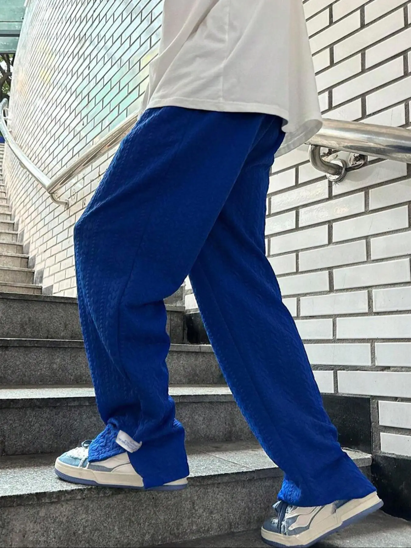 Herren Casual Minimalistische Jogginghose mit Buchstabendruck, Geteilter Saum, Strukturierter Jacquard-Stoff, Kordelzug am Bund, Komfortabler Schnitt – Detail 20