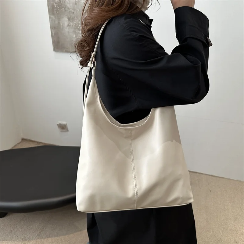 Large capacity commuting new winter popular 2026 solid color simple versatile fashion high sense texture casual single shoulder