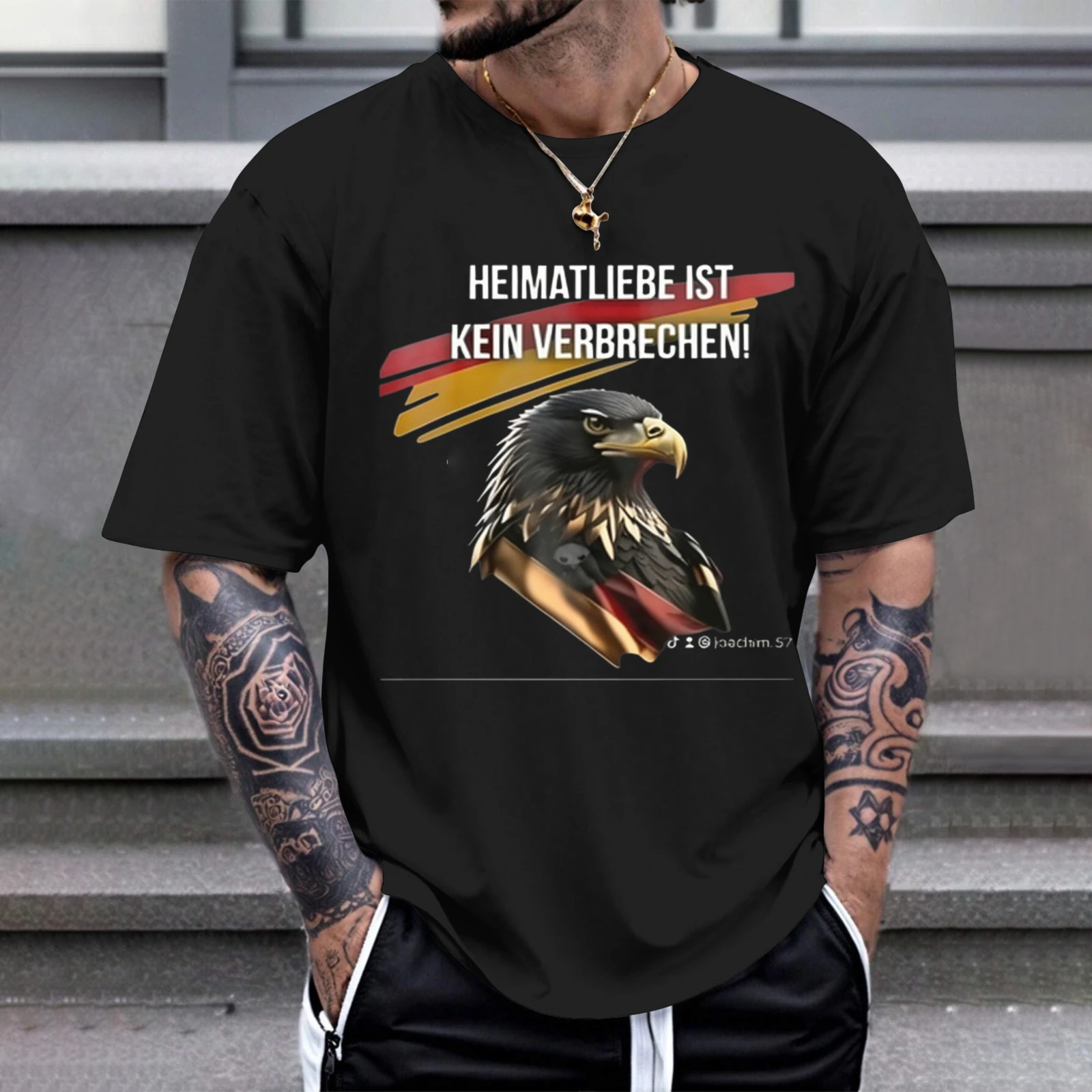 Herren-T-Shirt „Love for one's home Is Not a Crime“ – Perfektion für Freizeitkleidung, Partys und Karneval-Outfits