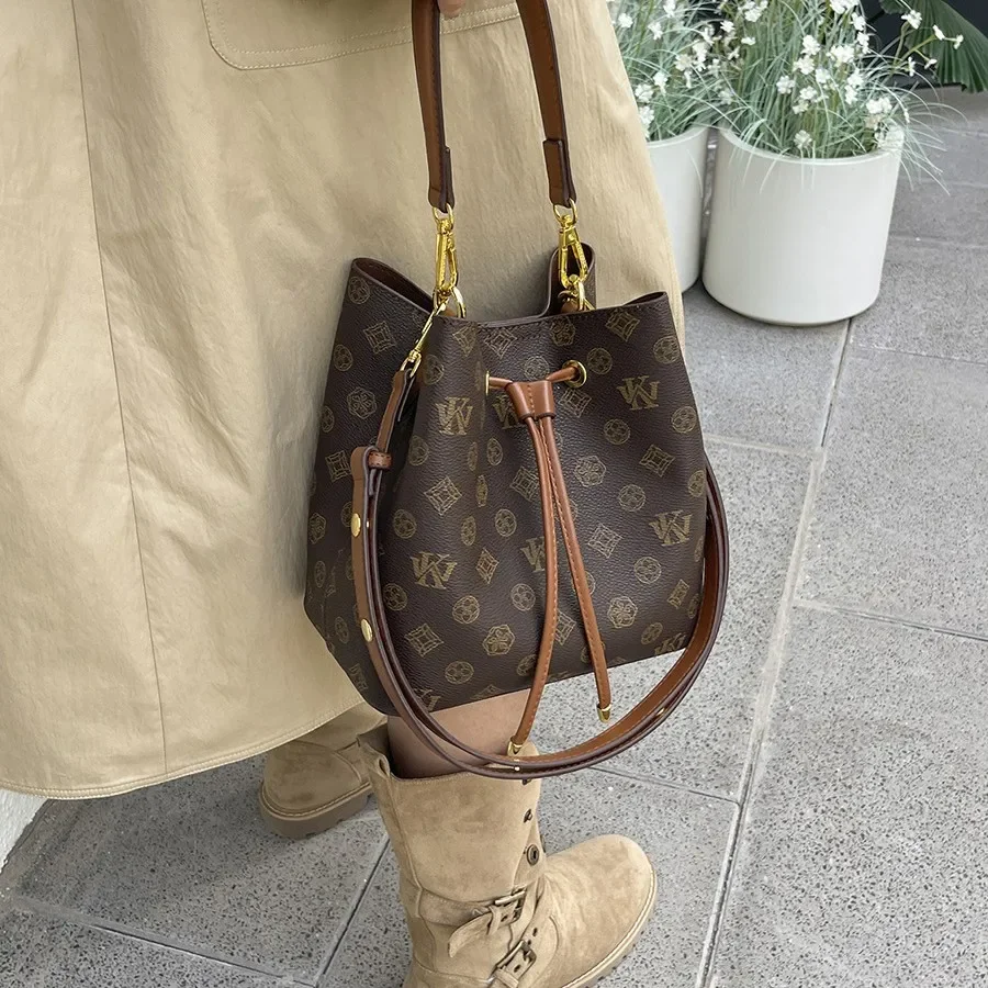 ​ ​ Torba typu hobo 2025 SS, przestronna, wysokiej jakości, z możliwością transformacji na torebkę do ręki i na ramię dla kobiet, teksturowana torba na co dzień i na wieczór.