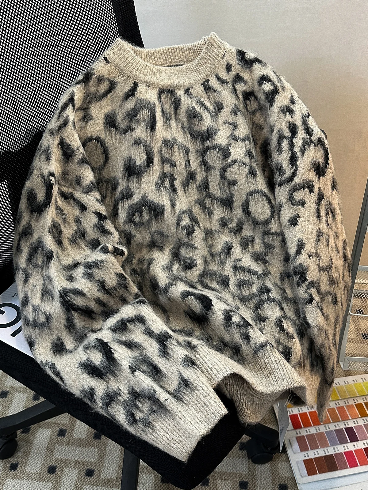 

Мужской осенне-зимний пуловер с круглым вырезом, вязаный, с вышивкой в виде леопардового узора, в американском стиле, молодежный дизайн, уникальный вязаный свитер