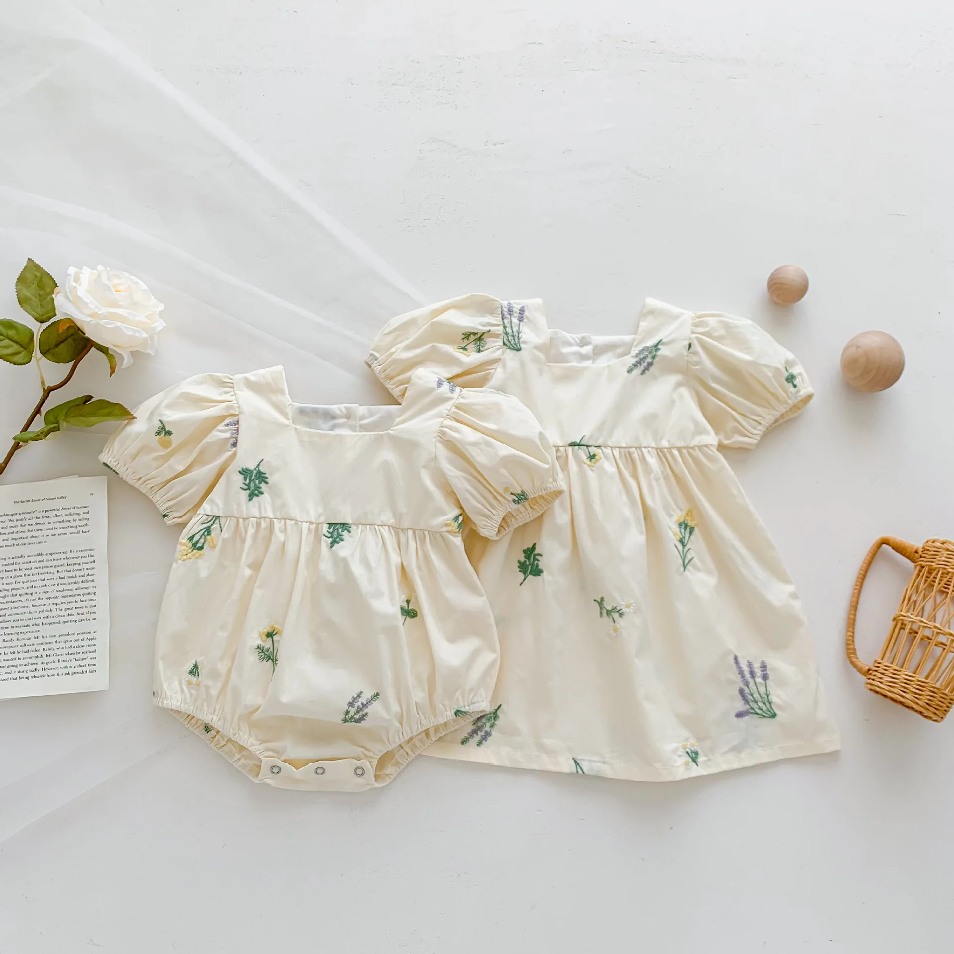 Beige Sister and Me Clothing Inant Baby Girsl Puff Sleeve Embroidery Cotton Outwear Bodysuits Kids Toddler Dresses 아동복