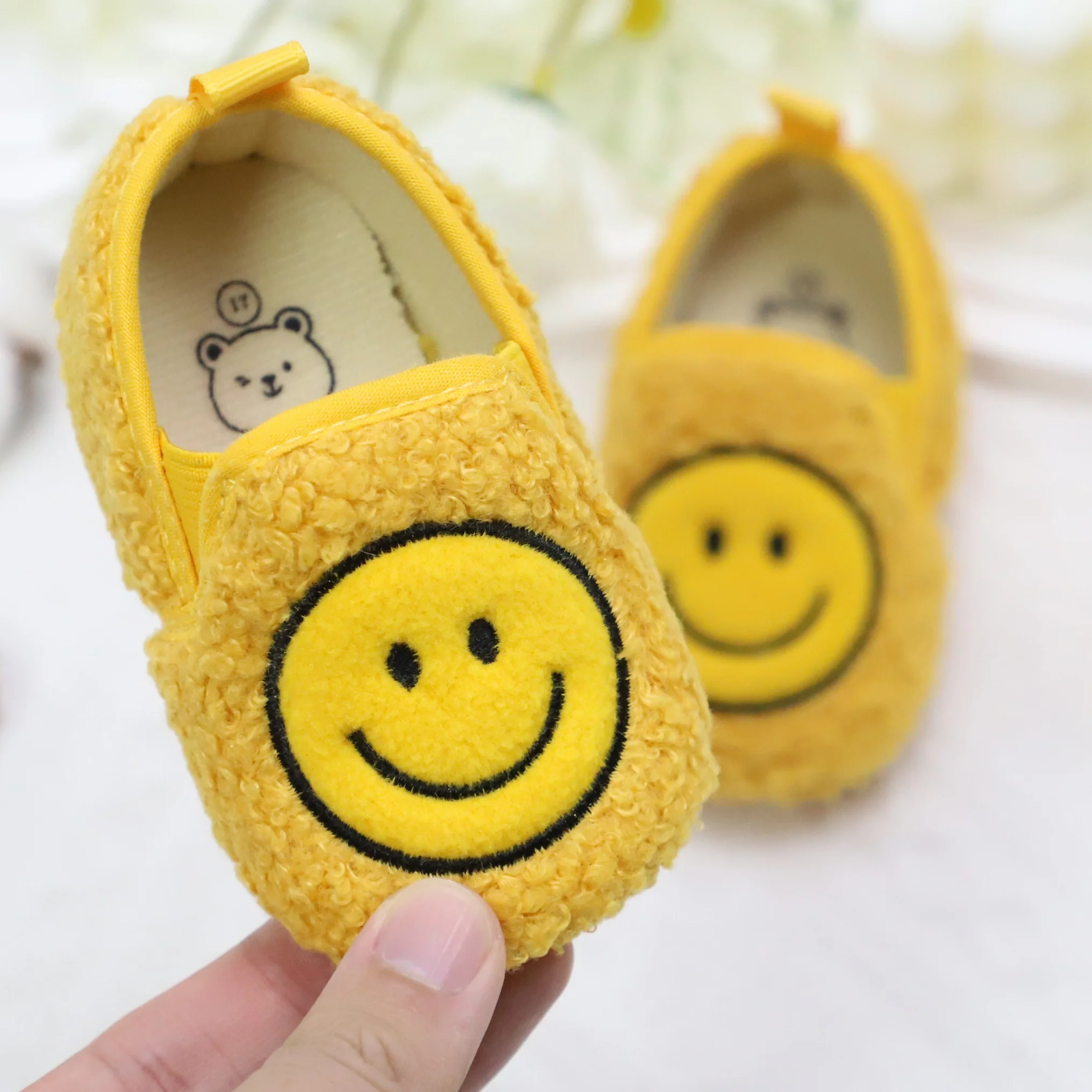 

Повседневные милые туфли на плоской подошве с изображением смайликов для маленьких девочек, легкие Нескользящие прогулочные туфли для повседневной и праздничной носки, все сезоны