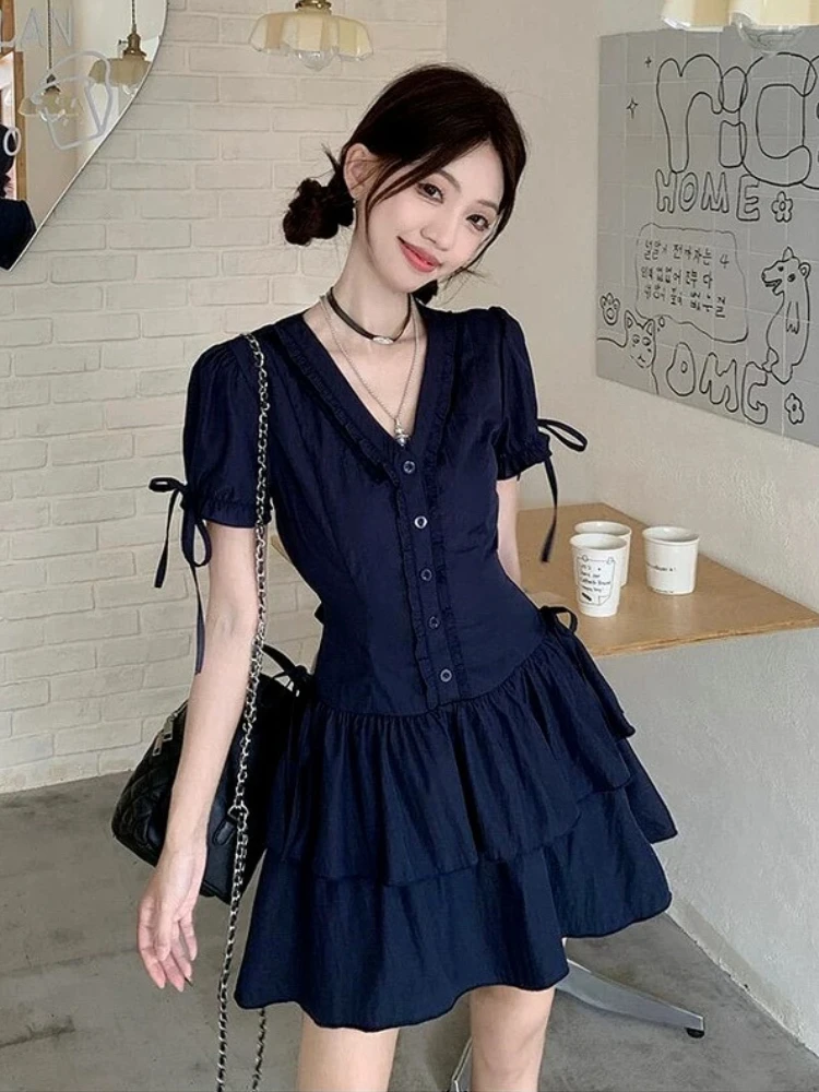 ชุดเดรสสีน้ำเงินสไตล์วินเทจสวยงามแบบยุค 2000 ชุดเดรสแขนสั้นคอวีทรงเข้ารูปสำหรับฤดูร้อน ดีไซน์เก๋ไก๋แบบชิ้นเดียว