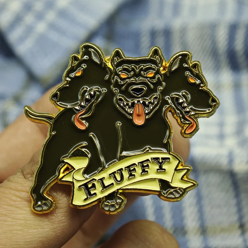Insignia de perro guardia de tres cabezas del infierno, demonio oscuro, Kerberos que guarda la puerta del inframundo, broche de metal, pin de animal feroz y aterrador