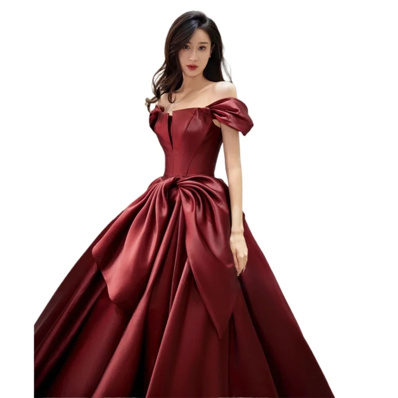Sukienka na toast weselny Wiosna/Lato 2025 Nowa Sukienka na jedno ramię High End, Niszowy Temperament, Bordowa Satynowa Sukienka Zaręczynowa Wieczorowa