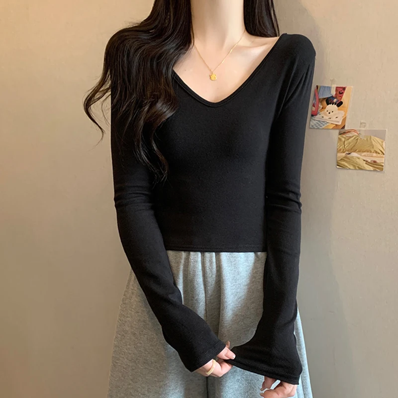 Рисунок 6 - Женская Осенняя футболка с V-образным