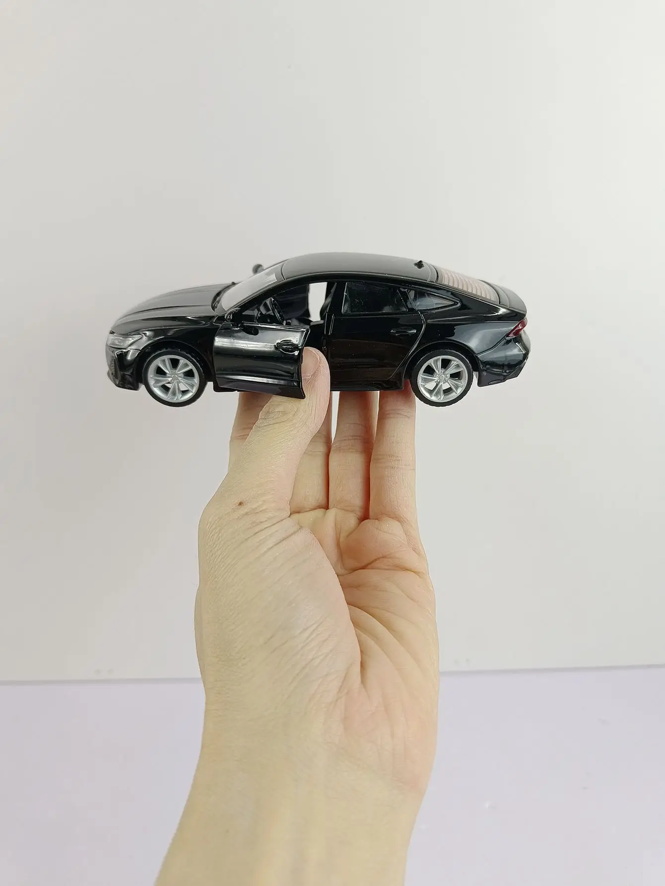 

Модель автомобиля Audi RS7 из сплава металла в масштабе 1:35 с открывающимися двумя дверями, имитацией звука и световых эффектов.