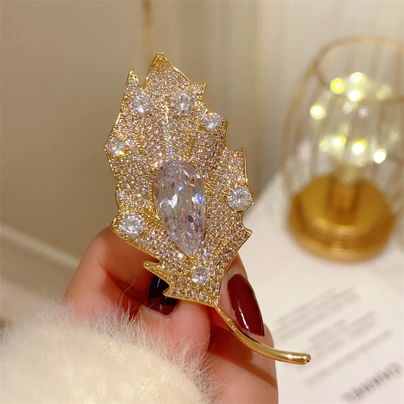 CC Luxury Brooch Shining Leaf Shape Suit Pins Full of Sparkly Zirconia Gold Silver Color Scarf Clasp Temperament Corsage B343