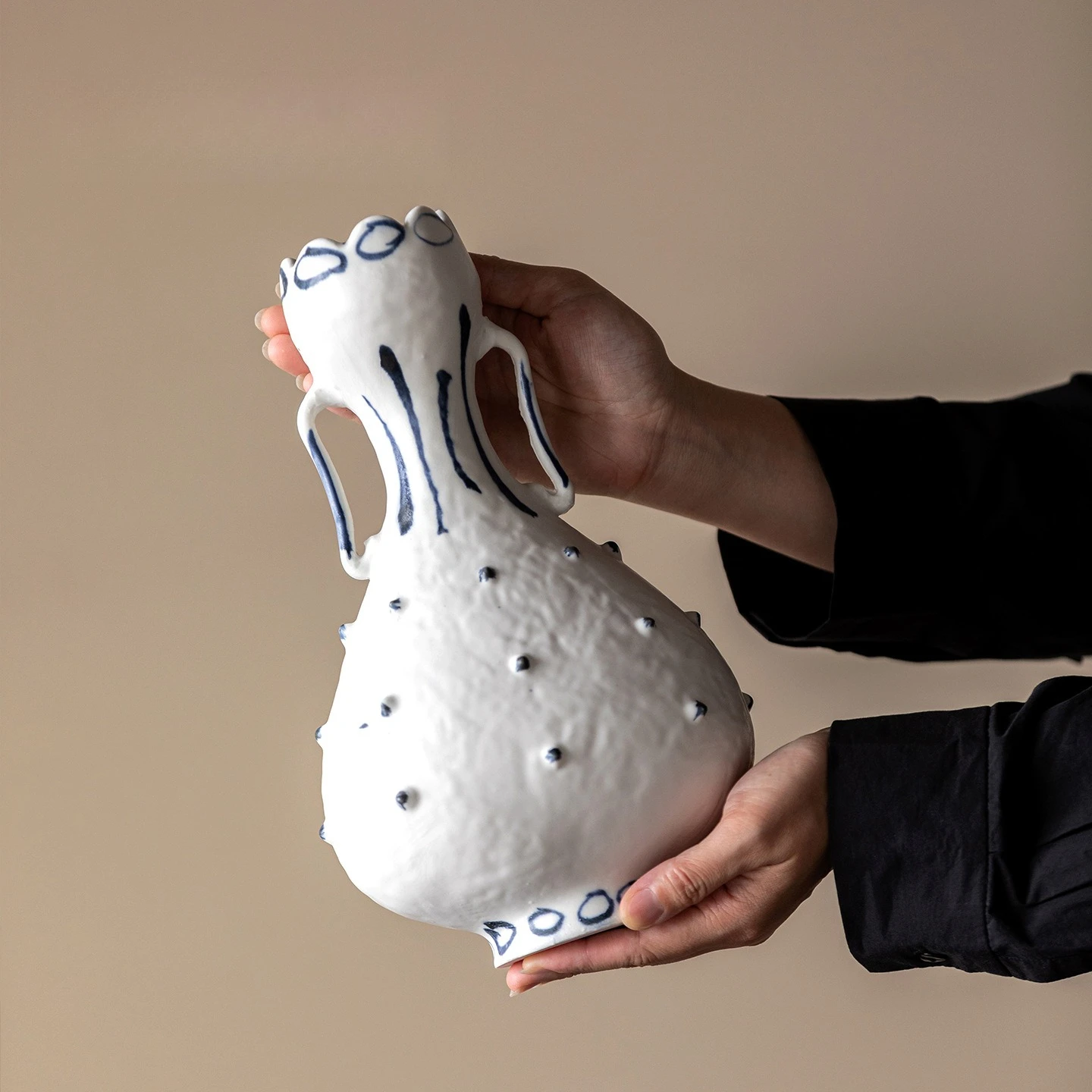 Hand-pinched thorn binaural ceramic vase High-end art handmade living room exhibition hall decorative ornament