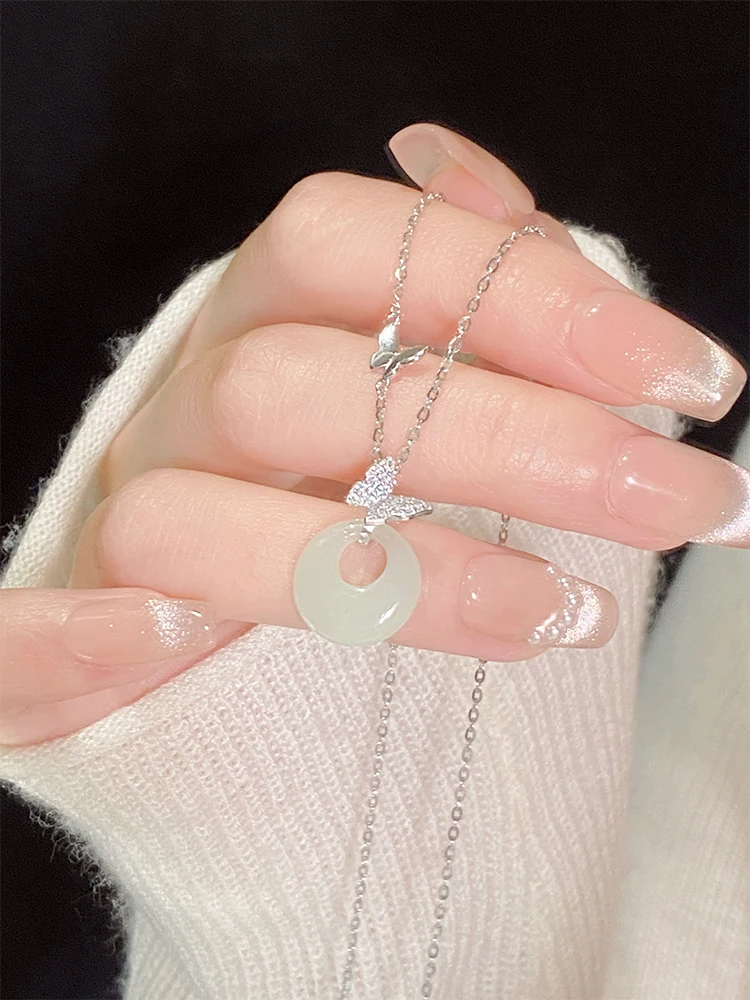 Gesper pengaman kupu-kupu perak murni kalung liontin giok Hetian alami hadiah perhiasan rantai tulang selangka mewah ringan wanita