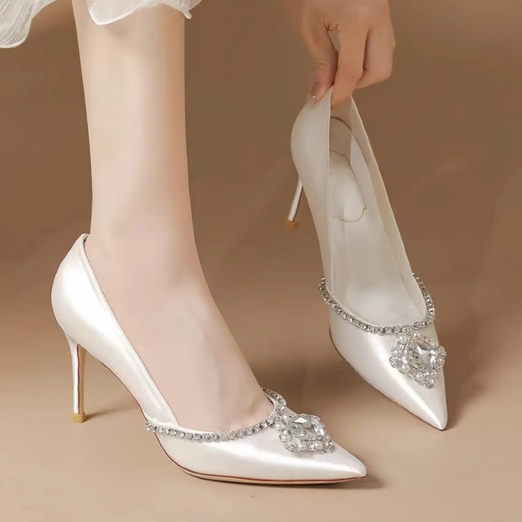 Zapatos de Novia Premium, Tacones Altos Blancos con Pedrería, Elegancia Lujosa, Zapatos de Una Sola Pieza, Tacones Altos Sencillos y Delicados, Tacones Altos con Diamantes