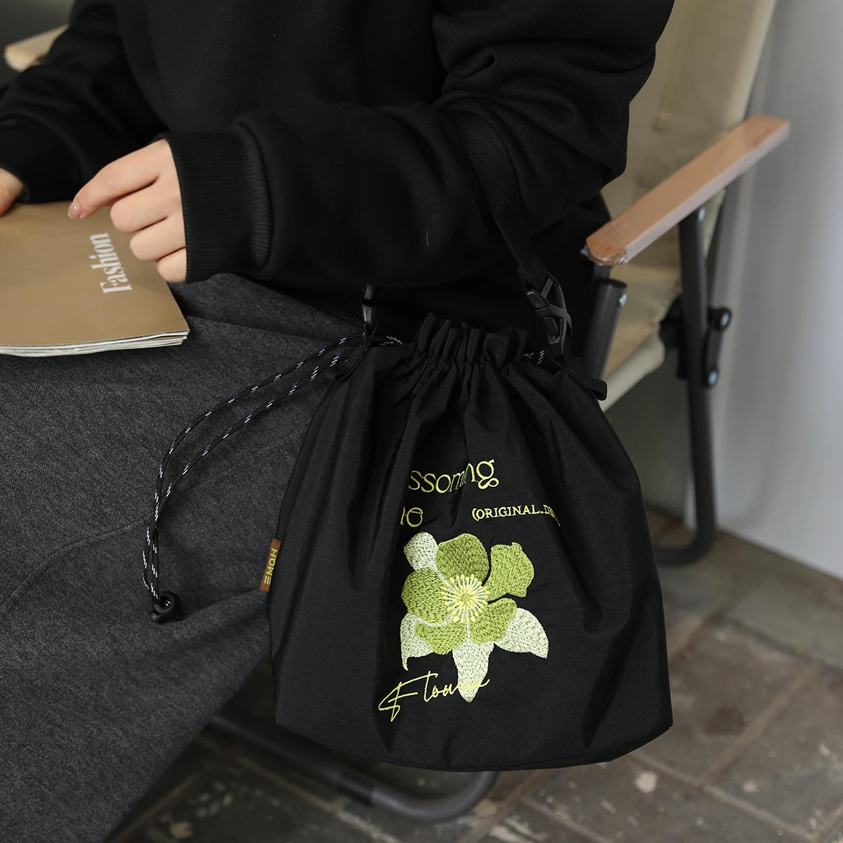 New Embroidered Lunch Bag - Large Capacity Insulated, Waterproof, Handheld, Diagonal Span, Suitable for Working and Picnicking