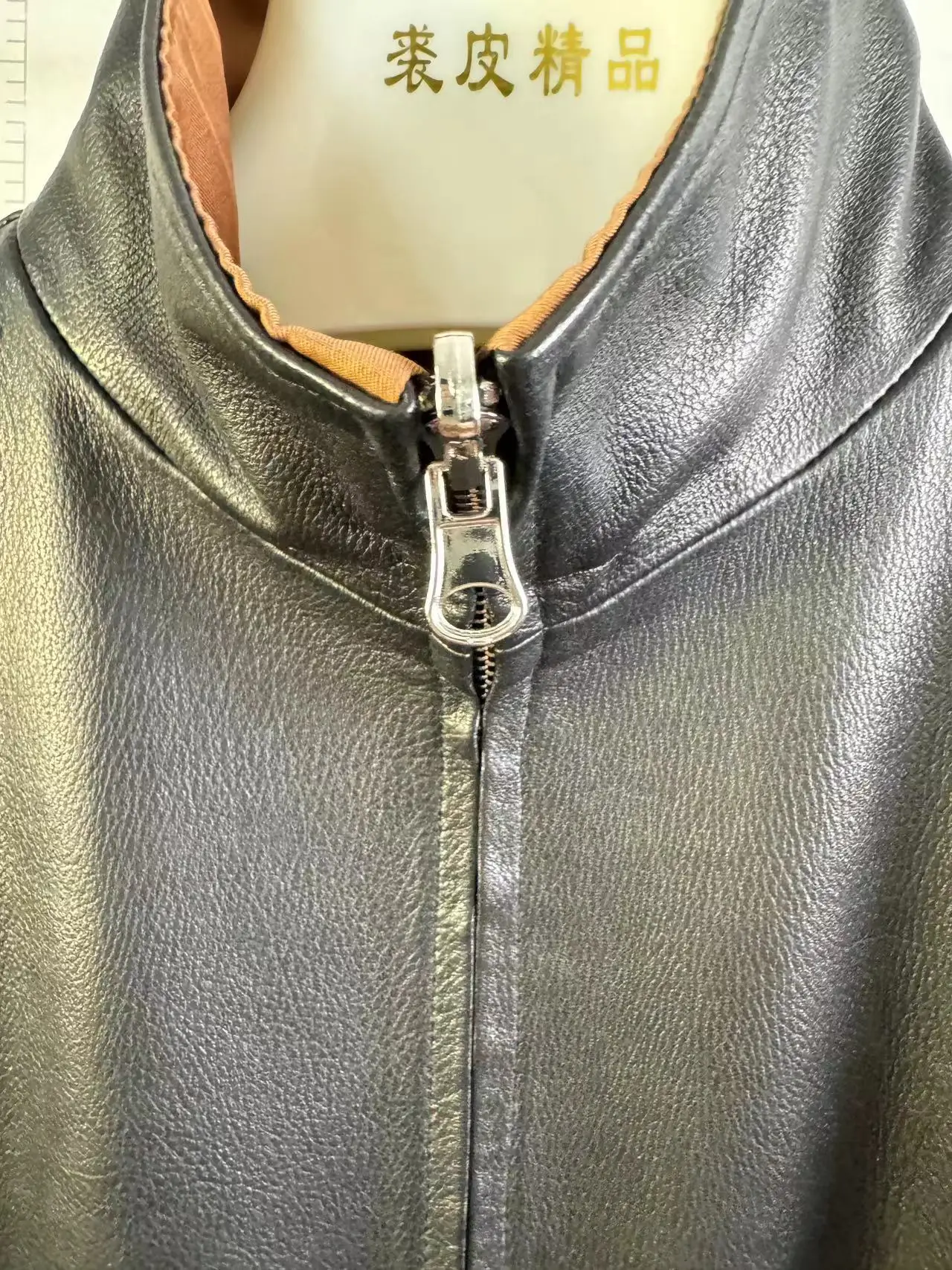 كلا الجانبين 2025 تصميم جديد من جلد الغنم الحقيقي والطبيعي مع سترة نسائية قصيرة جميلة وفاخرة بغطاء للرأس كبيرة