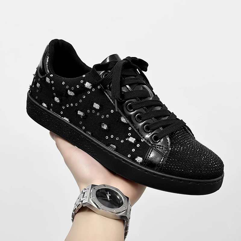 حذاء رياضي أبيض ML، شاب محفور، حذاء رياضي بنعل ناعم وجيد التهوية