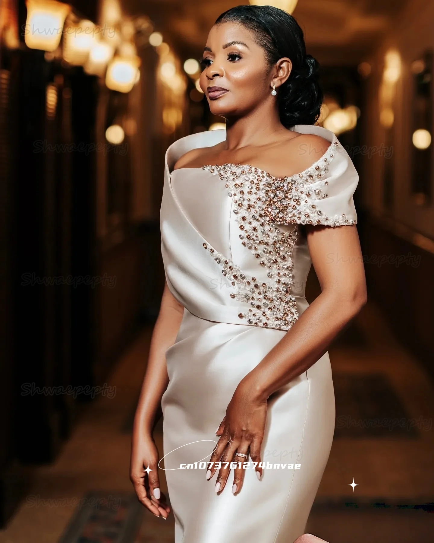 エレガントなアイボリーシース花嫁の母のドレスクリスタルビーズサテンオフショルダーウェディングゲストパーティードレスバックスリットカスタマイズ