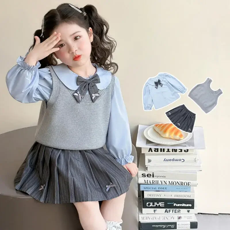 

Комплект из 3 предметов для девочек: осенний вязаный жилет, рубашка и клетчатая юбка в университетском стиле. Повседневная детская одежда. Подарок на праздник.