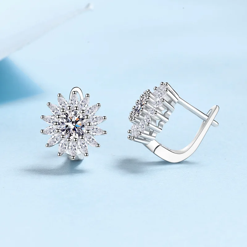 Female Maple Leaf Fashion Ear Buckle,PT950 Platinum and Single0.5 Carat Moissanite,creates delicate and high-end wearing texture