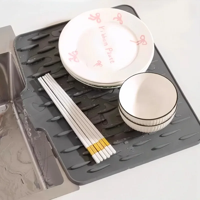 Multi-Use Silicone Kitchen Mat Sloped Drain Drying Mat Heat Insulation Non-Slip Chopping Board Fixer