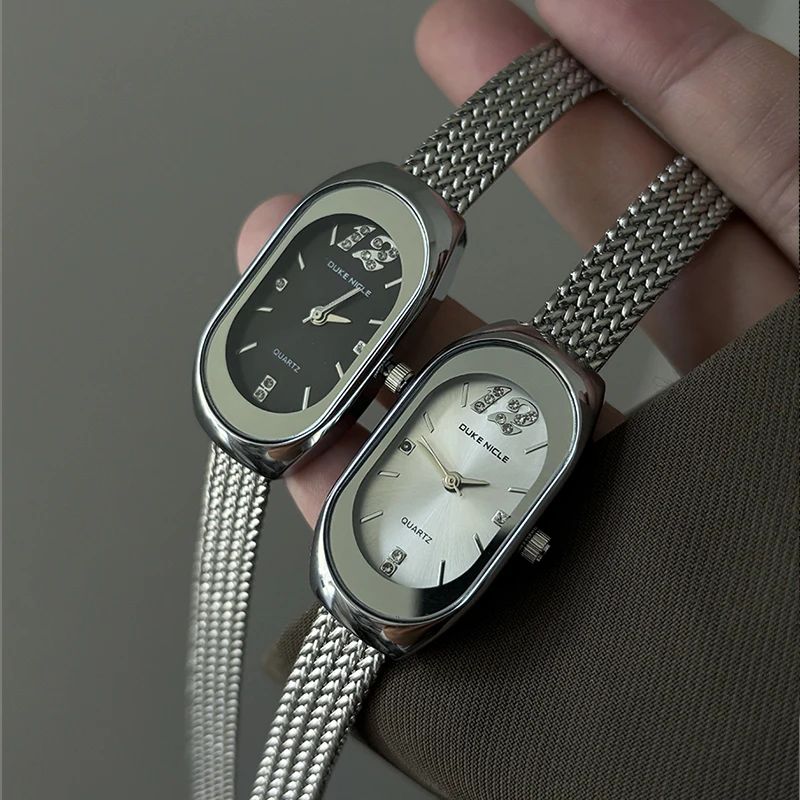 ساعة نسائية بيضاوية الشكل بتصميم بسيط وأنيق، تتميز بحزام فولاذي، طراز قديم عصري وبسيط. #2