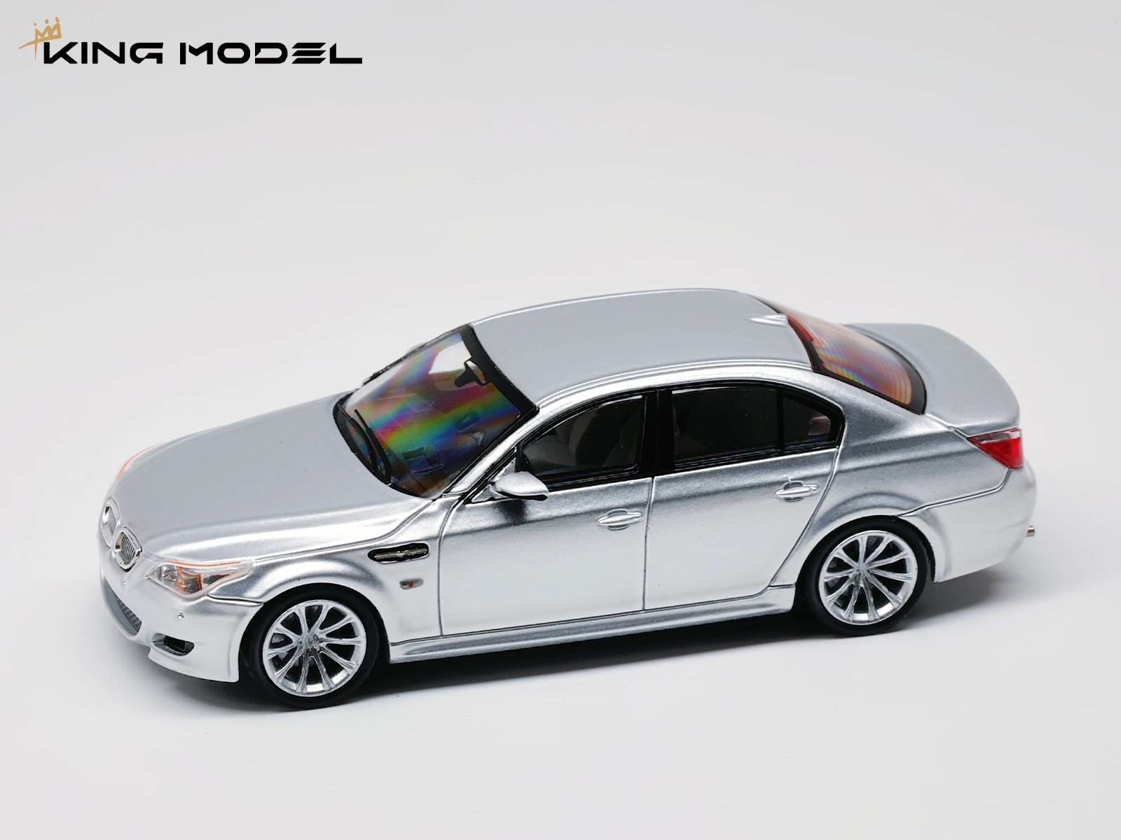 **الطلب المسبق ** Kingmodel 1:64 M5 E60 إصدار سيارة سيدان باللون الأسود/الفضي