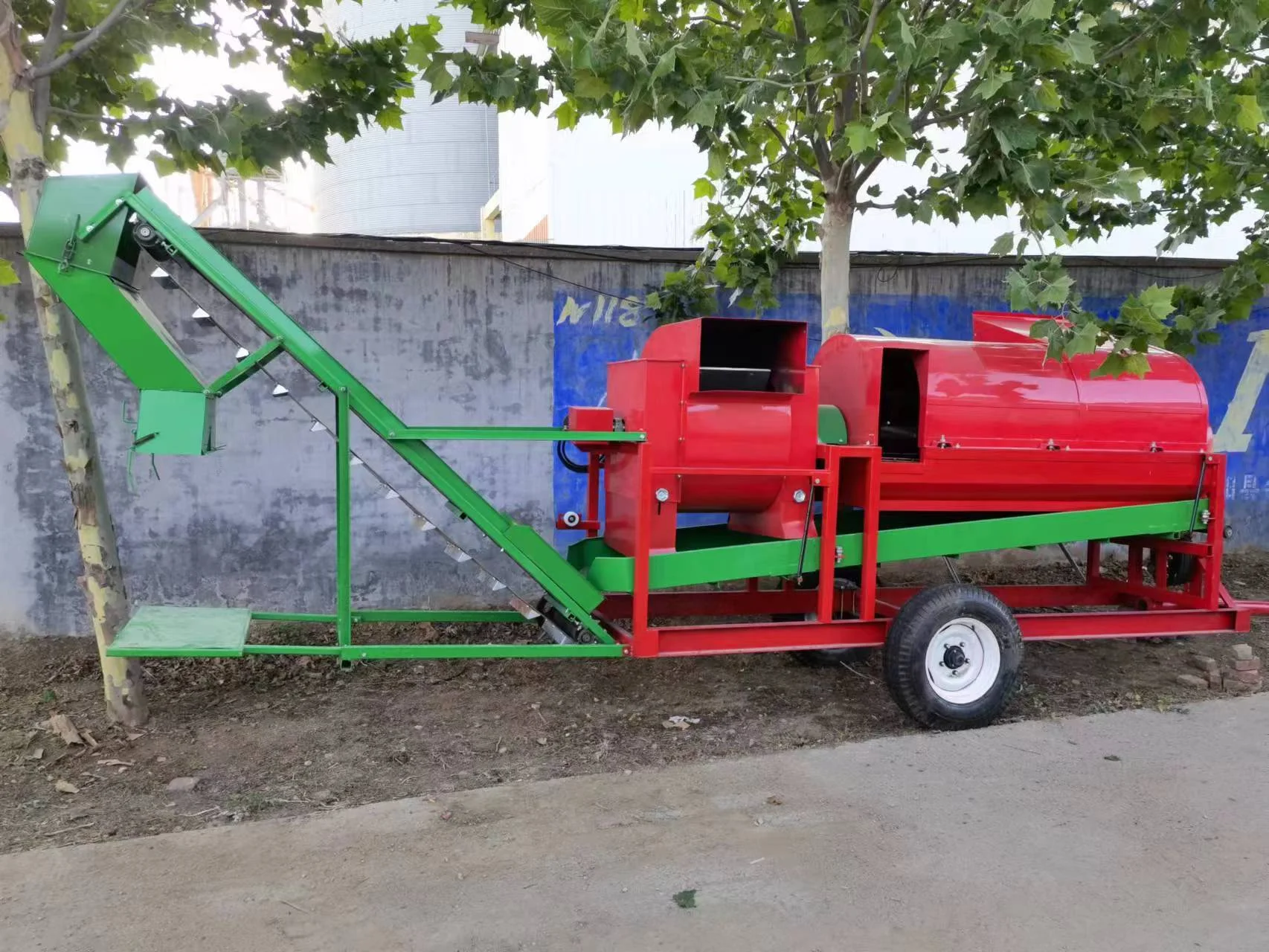 Agricultural Automatic Peanut Harvester Groundnut Picker Machine