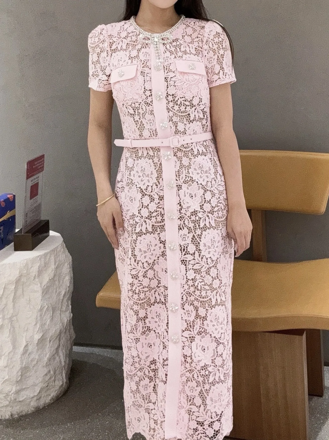 Vestido feminino rosa oco de renda, decoração de strass, decote em O, manga curta, peito único, vestido doce com cinto, verão, 2024