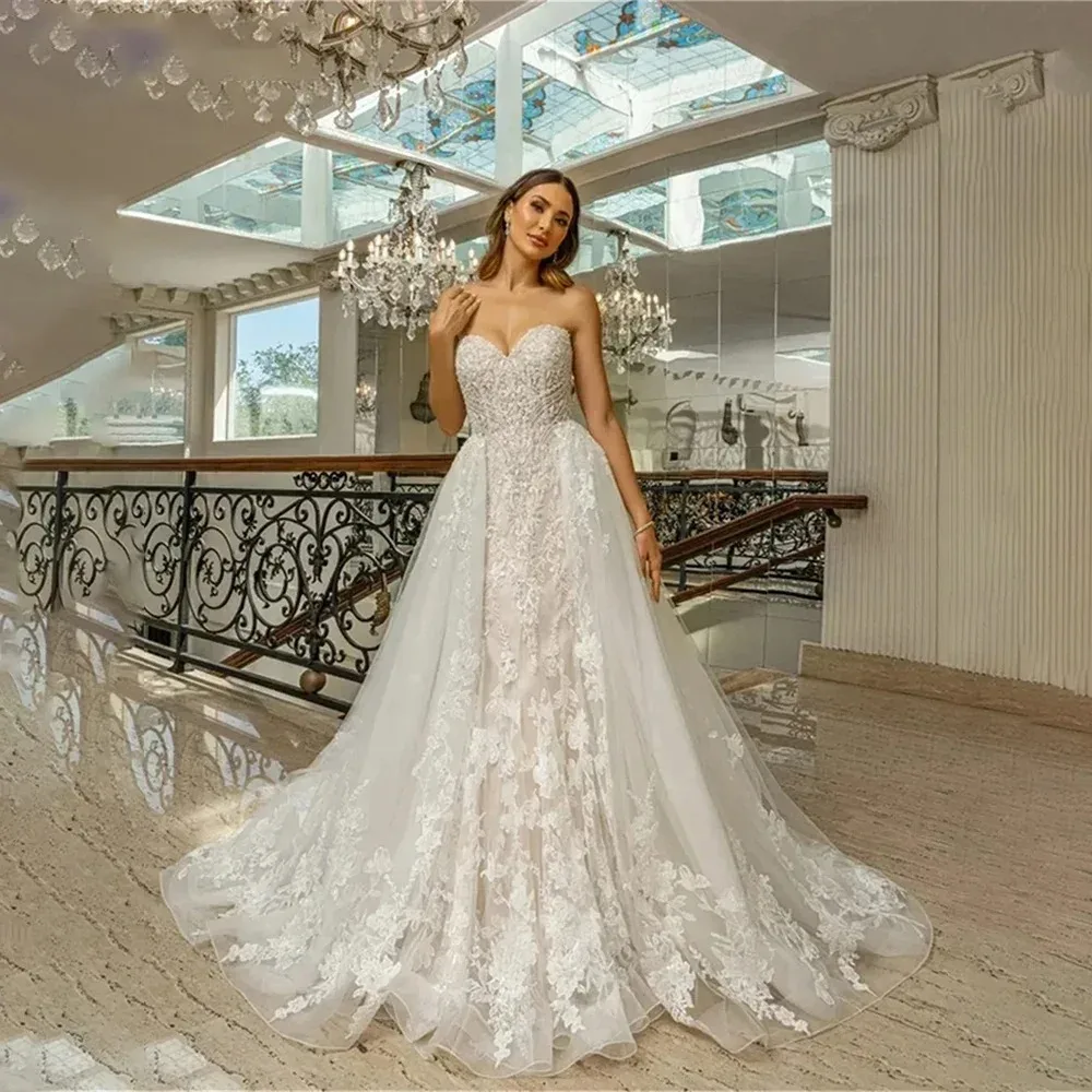 Maßgeschneidertes 2025, trägerloses, ärmelloses, rückenfreies Brautkleid, abnehmbares, nachlaufendes Hochzeitskleid, luxuriöses Meerjungfrau-Hochzeitskleid aus Spitze