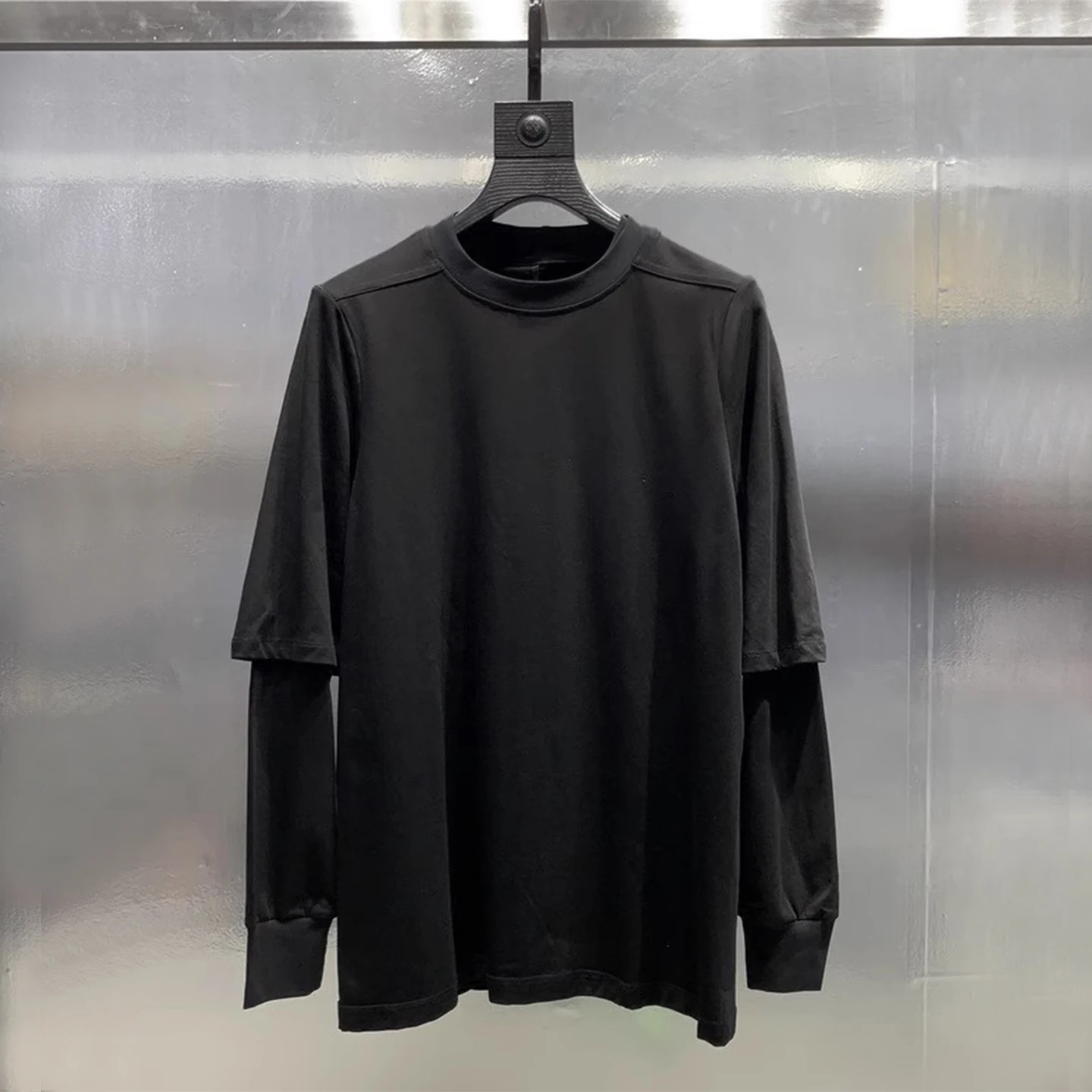 

Весна 2026: Модная мужская футболка с длинным рукавом, свободного кроя, в городском стиле, средней длины, имитация двухслойности, повседневная.