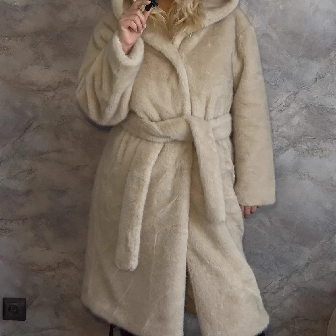 เสื้อโค้ทขนเฟอร์เทียมทรงยาวสำหรับผู้หญิง มีฮู้ด หนา อุ่น หรูหรา สไตล์ Y2k เสื้อแจ็คเก็ตสตรีทแวร์ เสื้อคลุมทำงาน สำหรับฤดูใบไม้ร่วงและฤดูหนาว ปี 2025