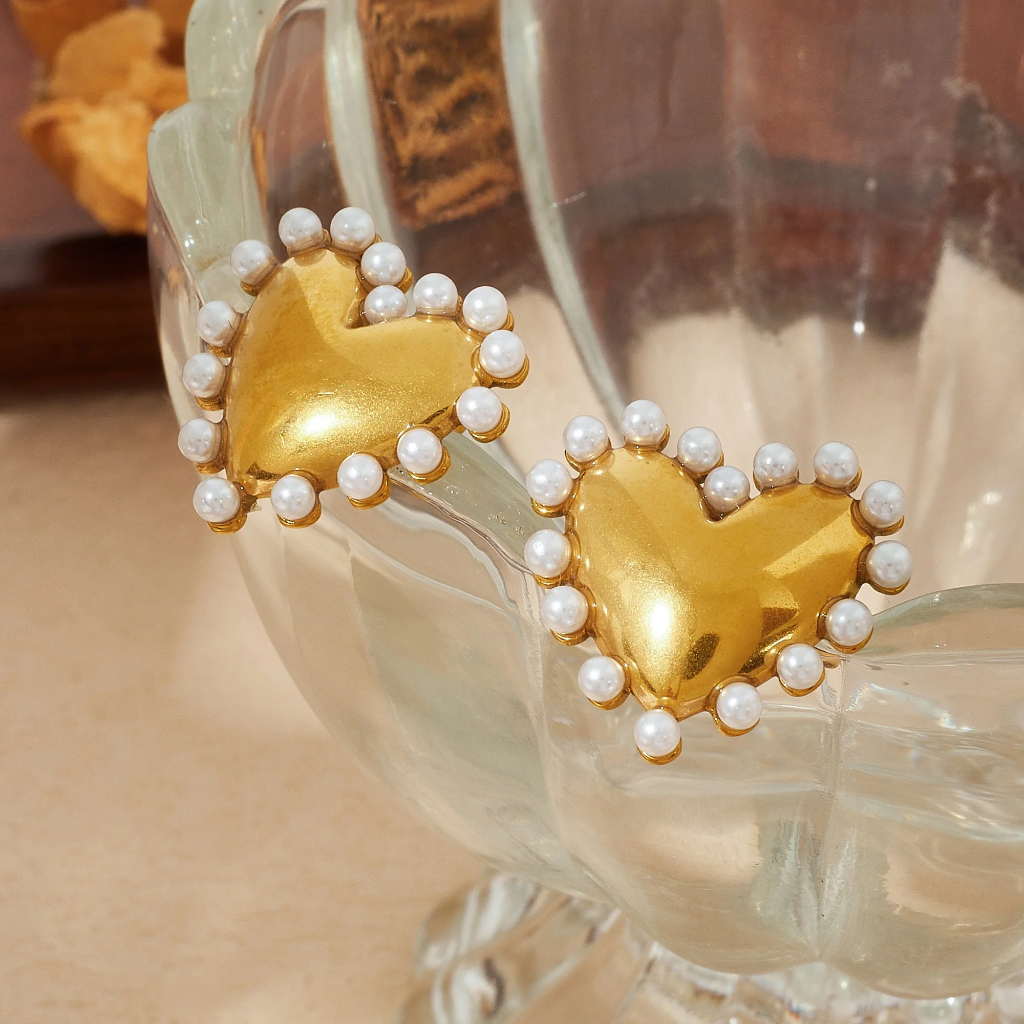 Goldene Herz-Imitationsperlen, modische Ohrstecker aus Edelstahl, verhindern Allergien, exquisiter, wasserdichter Schmuck, Geschenk