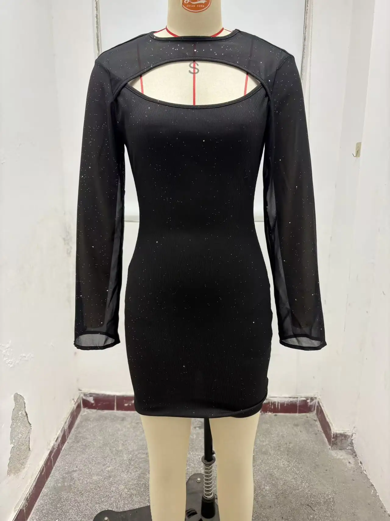 كيب بسيط وأنيق على طراز ملفوف بأكمام طويلة وتنورة قصيرة، فستان للنساء، خريف وشتاء 2025. #6