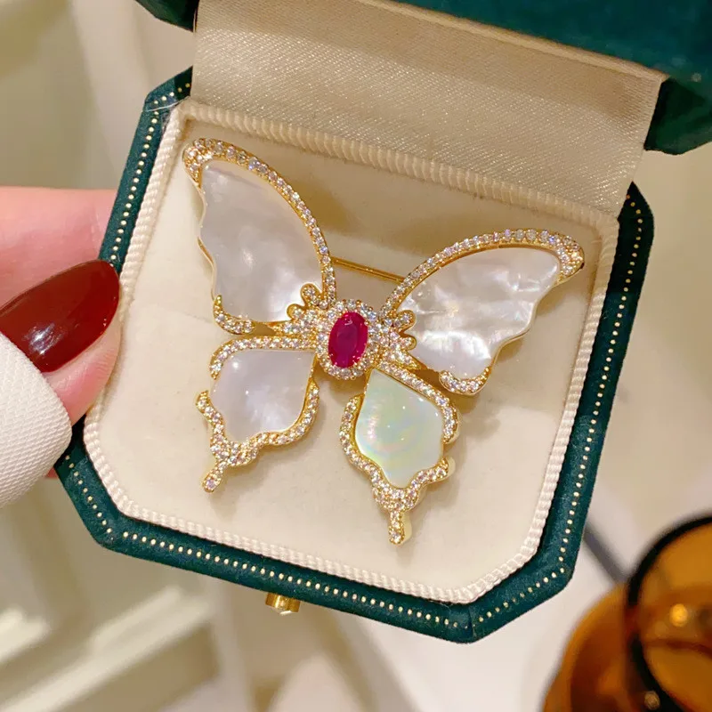 CC Elegant Brooches Natural Shell Butterfly Shape Sweater Pins Imitation Gemstone Scarf Clasp French Style Corsage Gifts B397