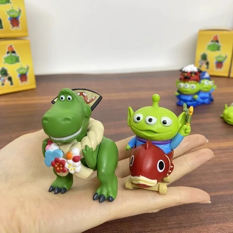 4.5-6 ซม.4 ชิ้น/เซ็ต Toy Story Alien Rex กอดมังกรเครื่องประดับน่ารักอุปกรณ์ต่อพ่วงภาพยนตร์ตุ๊กตาตกแต่งบ้านเดสก์ท็อปเครื่องประดับของขวัญ