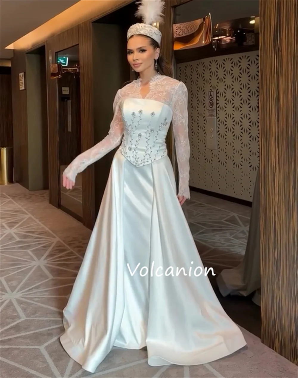 فساتين طويلة مخصصة بطيات Charmeuse أنيقة ومزينة بالترتر ورقبة على شكل حرف V مناسبة حسب الطلب كلاسيكية