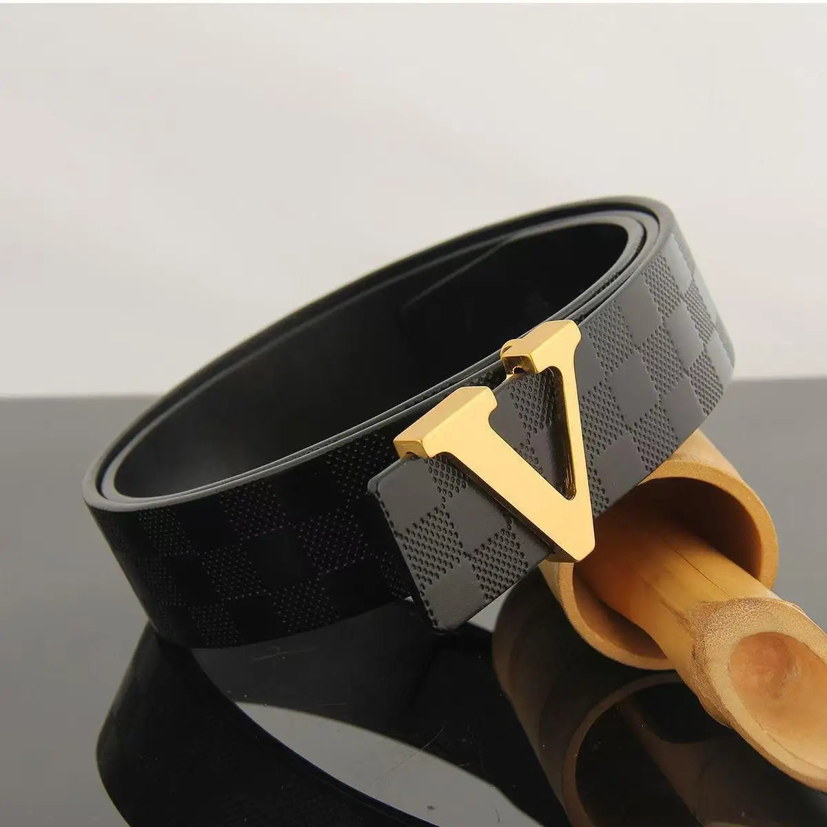 1.5 Inch Wide V Letter Smooth Buckle Leather Belt for Men, Fashion Business Versatile Jeans Waist Strap for Young Trendy Guys