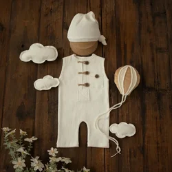 Photo taken in a minimalist studio for newborns with a onepiece hat mens treasure cloud hydrogen balloon set 신생아사진소품