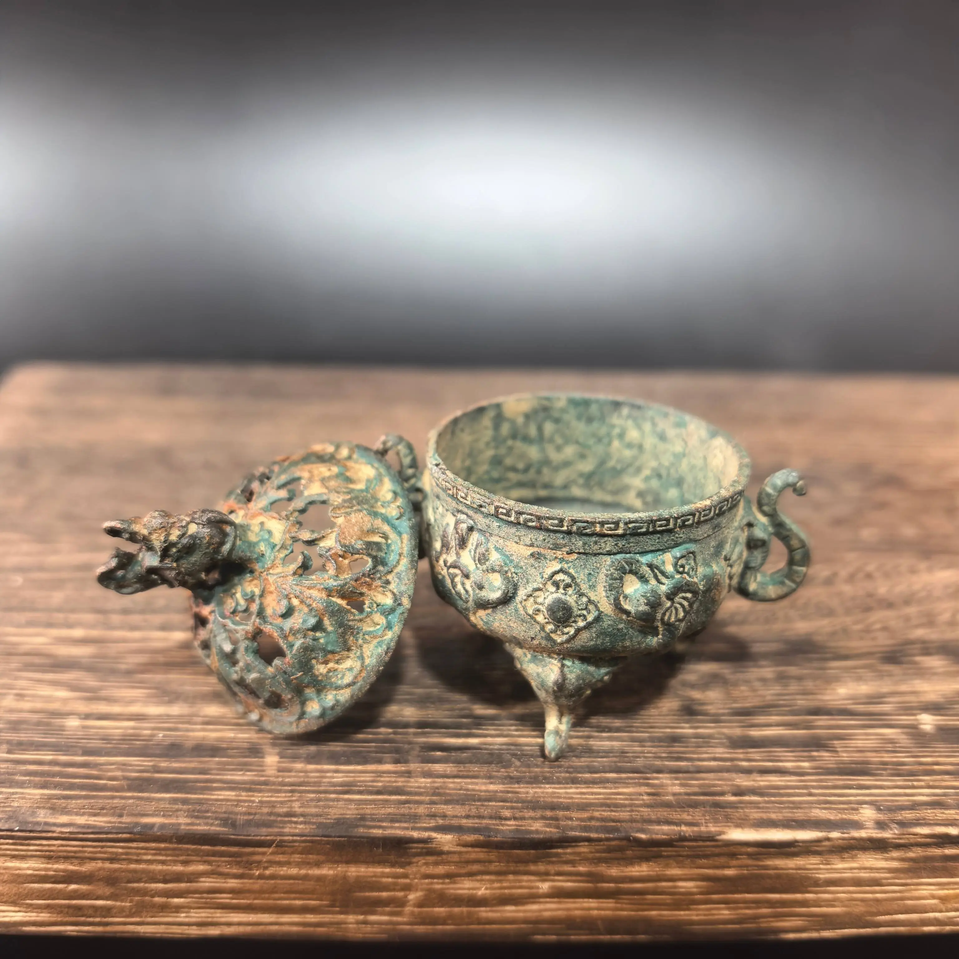 Antique old green rust alloy copper collection binaural tripod auspicious beast elephant trunk incense burner incense burner hou