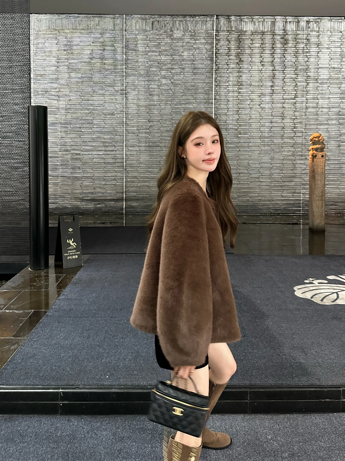 

Eco-Friendly ort round Ne Fem Fake Fur Coat New 2025 MKK Limited Korean Sle Thiened Long Sve Commute Wind