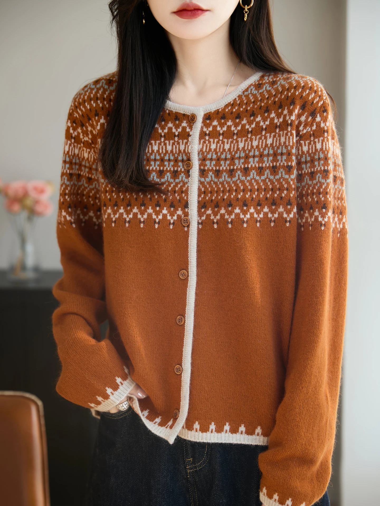 เสื้อสเวตเตอร์แฟชั่นใหม่สำหรับผู้หญิง ฤดูใบไม้ร่วง ฤดูหนาว ดีไซน์หรูหรา ผลิตจากขนแกะเมอริโน 30% เสื้อถักสไตล์เรโทร คาร์ดิแกนแขนยาวสำหรับผู้หญิง เสื้อผ้าแฟชั่น